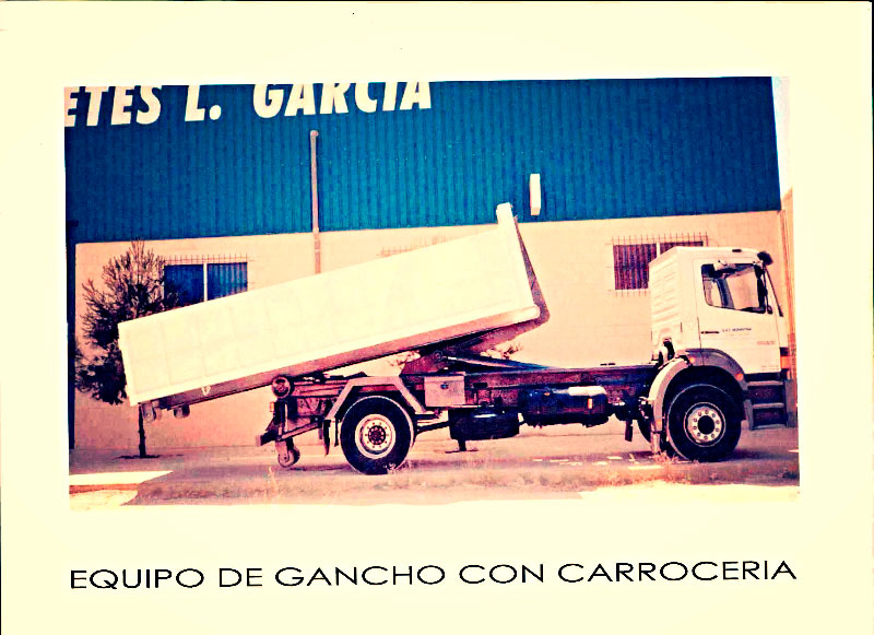 Volquetes L. García camión con sistema de grúa 